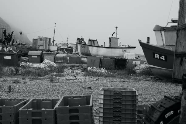 questi pescherecci funzionanti vengono trascinati sulla sabbia in attesa dell'alta marea - fishing boat trawler nautical vessel hastings england foto e immagini stock