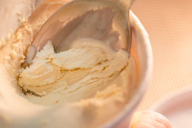 スプーンでバニラアイスクリームをすくう - vanilla ice cream ice ice cream organic ストックフォトと画像