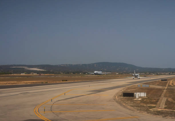 スペイン・バレアレス諸島のパルマ・デ・マヨルカ空港を出発する航空機 - depart ストックフォトと画像