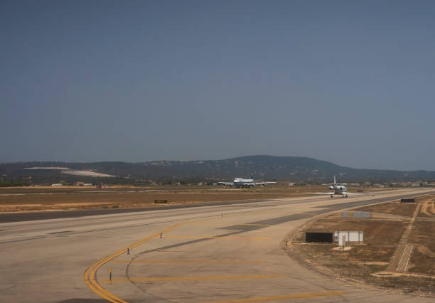 aircraft waiting to depart from palma de mallorca airport in the balearic islands, spain - depart imagens e fotografias de stock