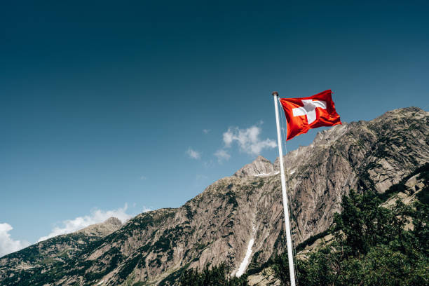 bandera de suiza ondeando en el cielo - switzerland fotografías e imágenes de stock