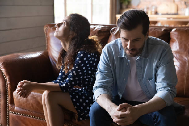 pareja casada joven pasando por problemas de relación - relationships fotografías e imágenes de stock