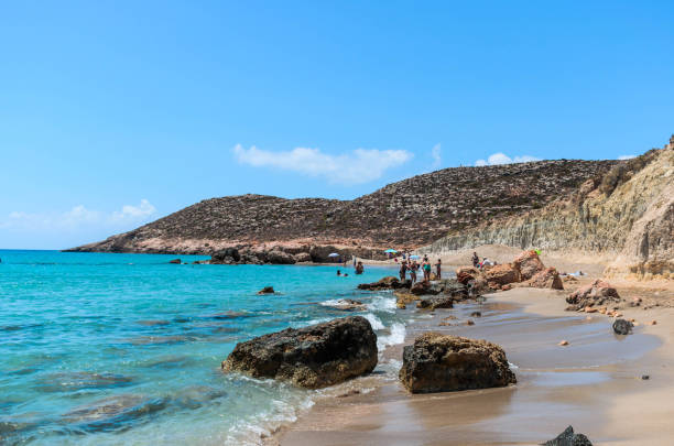 argilos, la meravigliosa spiaggia cretese con acque limpide e turchesi e l'argilla bianca - greece crete beach island foto e immagini stock