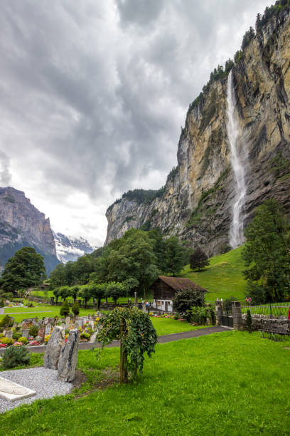 lauterbrunnen valley in swiss alps - switzerland cold green rock imagens e fotografias de stock