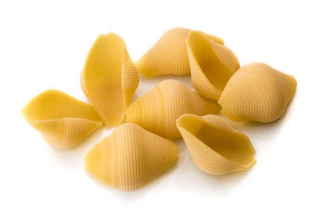 conchiglioni di pasta secca cruda italiana - italian cuisine dry pasta directly above foto e immagini stock