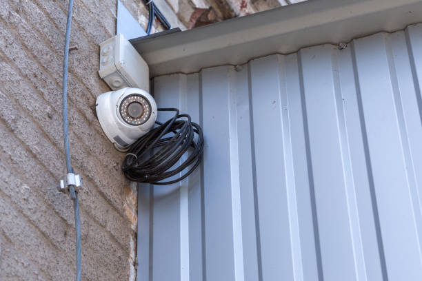 półkulistyczny kształt, kamera monitoringu podłączona do sieci i zamontowana na ścianie ceglanego domu - mounted guard zdjęcia i obrazy z banku zdjęć
