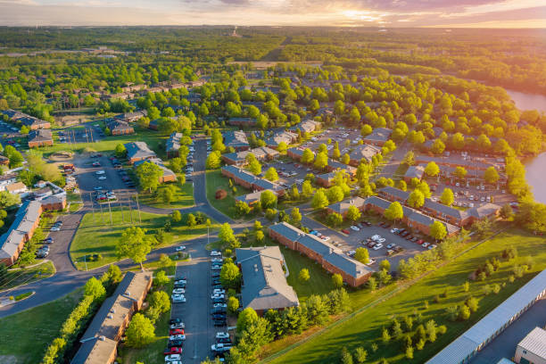 vista aérea de los apartamentos complejos, un distrito residencial east brunswick new jersey - nueva jersey fotografías e imágenes de stock