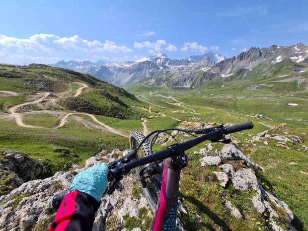 donna in bicicletta in discesa nel tignes bike park in francia manubrio pov - track and field athlete women vitality speed foto e immagini stock