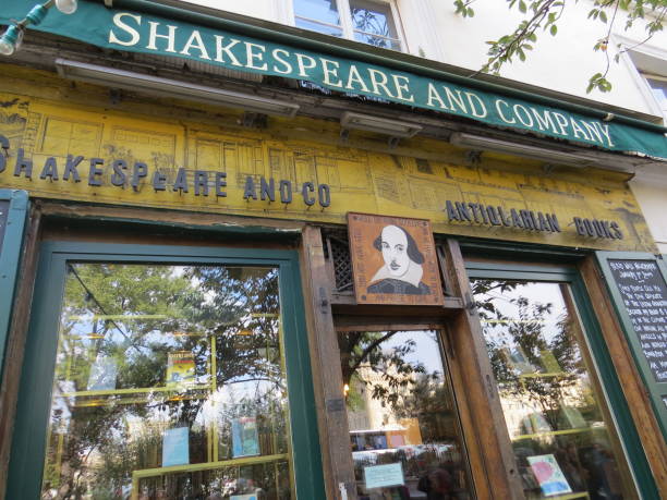 entrada na famosa livraria shakespeare and company no bairro latino de paris, frança. - shakespeare and company - fotografias e filmes do acervo