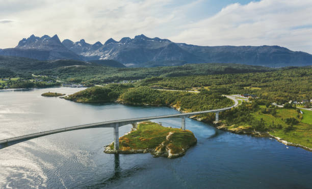vista aérea saltstraumen puente carretera en noruega paisaje escandinavo naturaleza famosos monumentos - condado de nordland fotografías e imágenes de stock