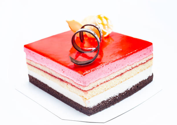 pastel de mousse de fresa con capas apiladas de pastel de vainilla - gateaux cake birthday decorating fotografías e imágenes de stock