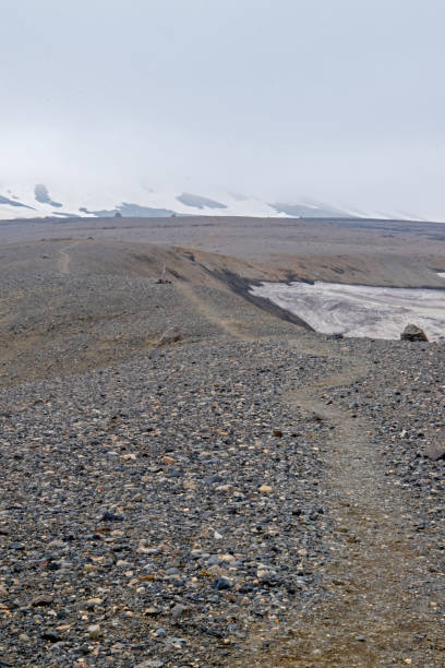 mountains, lava fields, snow and glaciers at kerlingarfjöll in the highlands of iceland with the high temperature area hveradalir - ravine geology danger footpath imagens e fotografias de stock