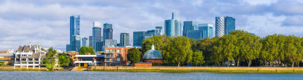 isla de los perros de londres con vistas al panorama de los rascacielos de canary wharf - royal observatory fotografías e imágenes de stock