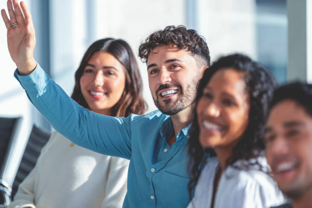 gruppe von personen, die einer präsentation zuhören. - seminar presentation asking business stock-fotos und bilder