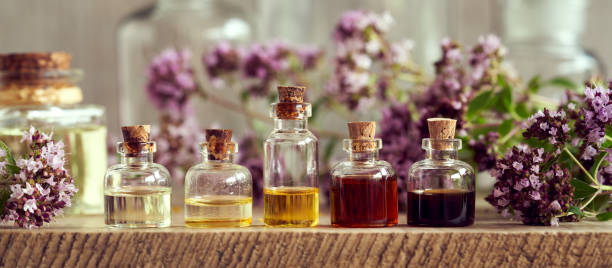 pancarta panorámica de botellas de aceite esencial de aromaterapia - aceites esenciales fotografías e imágenes de stock