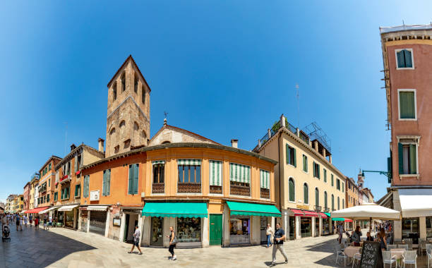 vista panorâmica para marketsquare no trimestre cannaregio em veneza, itália - cannareggio quarter - fotografias e filmes do acervo