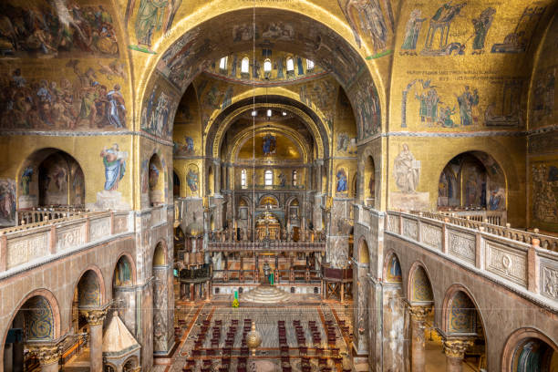 mosaico murale dorato all'interno della basilica di san marco o di san marco a venezia. è il punto di riferimento di venezia. - cathedral italy venice italy inside of foto e immagini stock