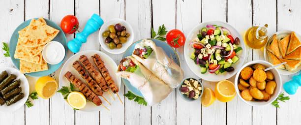 그리스 음식 테이블 장면, 흰색 나무 배너 배경의 상단 보기 - greek cuisine greek culture food table 뉴스 사진 이미지