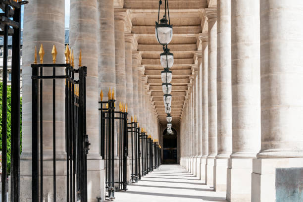 kolonnade im palais royal, paris - palais royal stock-fotos und bilder