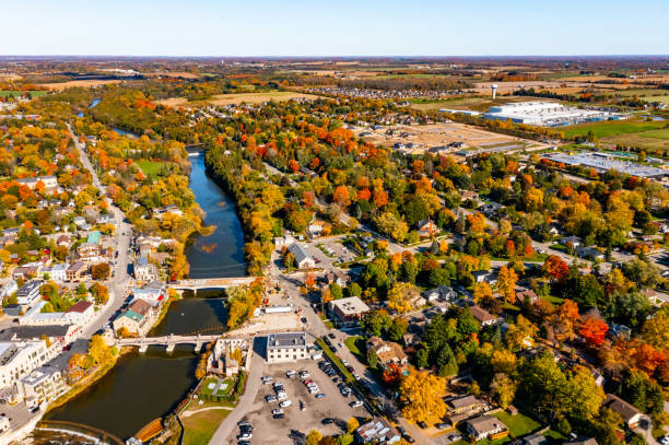 vue aérienne de la rivière grand et paysage urbain, elora, canada - wellington ontario photos et images de collection