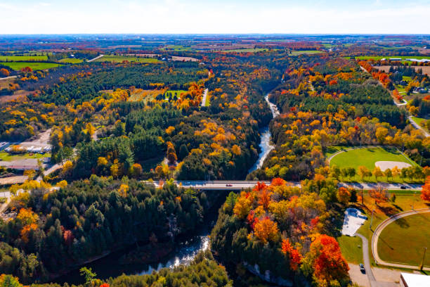 vue aérienne de la rivière grand et paysage urbain, elora, canada - wellington ontario photos et images de collection