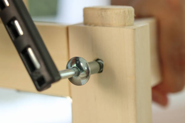 сборка деревянной мебели в домашних условиях с помощью винтового аллена - screwdriver screw tighten fastener стоковые фото и изображения