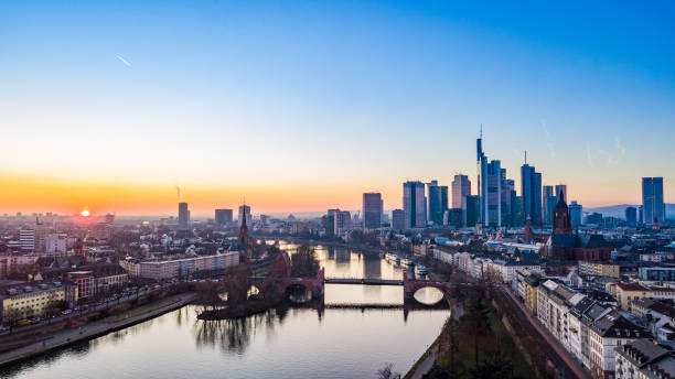 wunderschöner stadtblick auf frankfurt im sonnenuntergang, deutschland - hessen stock-fotos und bilder