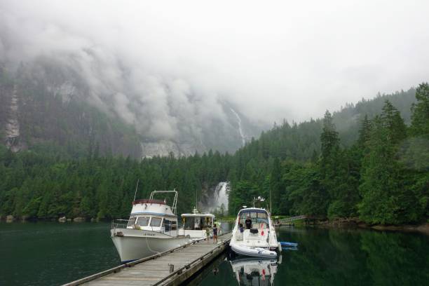 une vue incroyable sur l’entrée de la princesse louisa et la chatterbox tombe du quai avec des bateaux amarrés, en colombie-britannique, au canada. - jervis inlet photos et images de collection