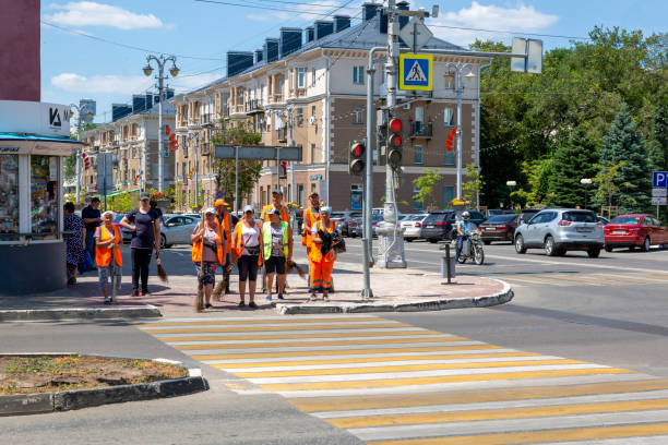 gruppe von mitarbeitern des städtischen dienstes an der kreuzung der stadt belgorod - belgorod stock-fotos und bilder