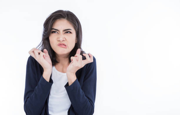 il ritratto ravvicinato ha sottolineato la triste donna asiatica degli affari. burnout overtime sovraccarico lavorohard concetto di sindrome dell'ufficio. concetto di depressione stressante dello stile di vita urbano della città - women crying sadness humor foto e immagini stock