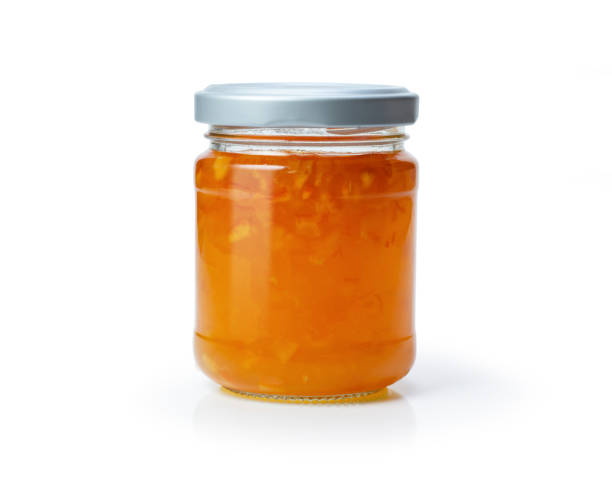 흰색에 고립 된 오렌지 잼의 유리 항아리 - gelatin dessert orange fruit marmalade 뉴스 사진 이미지