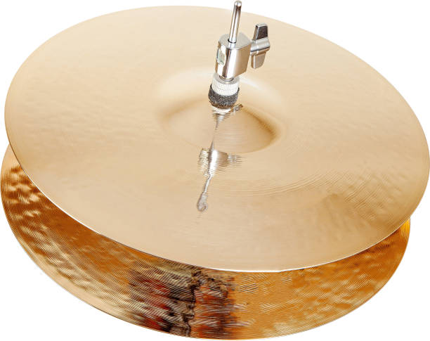 白い背景に分離されたハイハットシンバル金色の真鍮プレートドラムセット楽器 - cymbal ストックフォトと画像