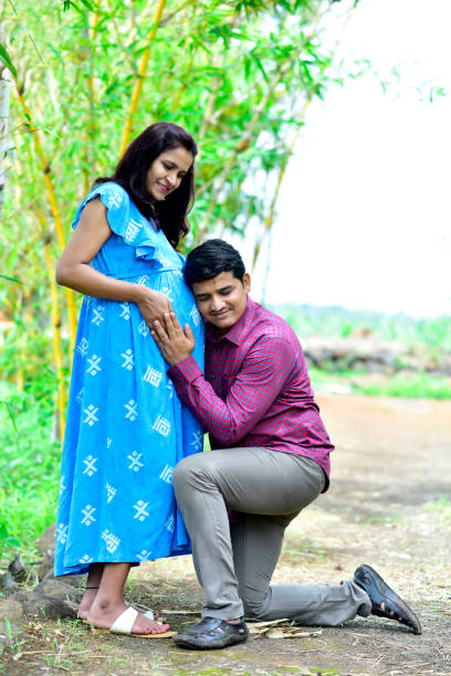 출산 전 달콤한 커플 야외 사진 을 부러워 순간 - human pregnancy physical activity women india 뉴스 사진 이미지