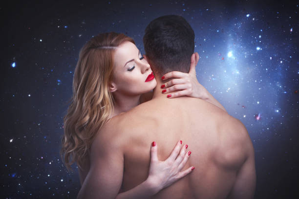 mujer apasionada ama al hombre en el cielo entre estrellas - couple sensuality embracing macho fotografías e imágenes de stock