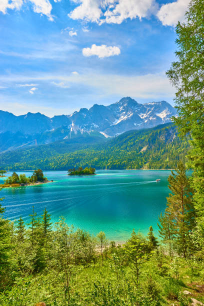pittoresco lago eibsee - zugspitze mountain mountain summer european alps foto e immagini stock