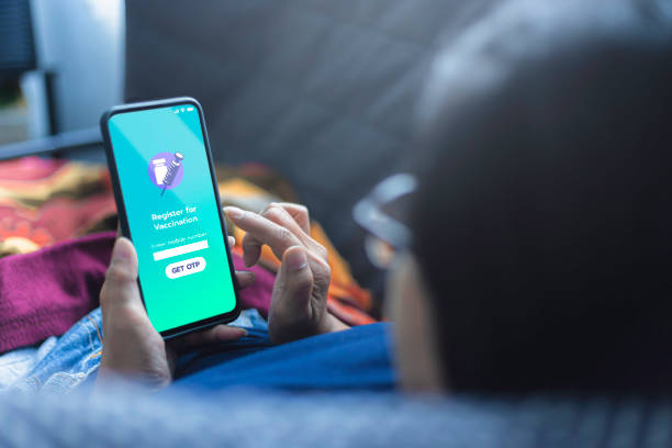 cadastro para o aplicativo de vacinação no smartphone. - booked - fotografias e filmes do acervo