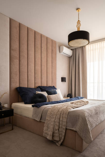 ładna sypialnia ze stylowym łóżkiem - hotel suite zdjęcia i obrazy z banku zdjęć