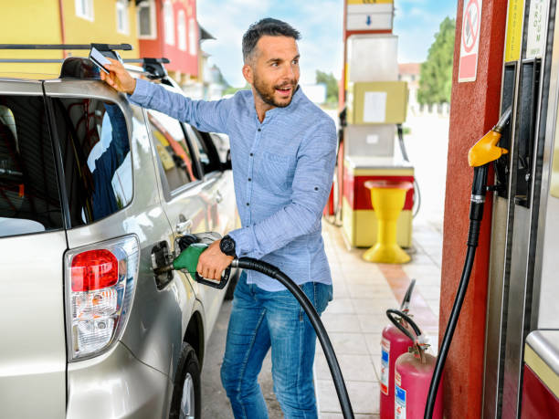 남자는 자동차에 연료를 공급 - gas station fuel pump station gasoline 뉴스 사진 이미지