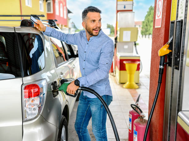 człowiek zatankować samochód - fuel pump gas station gasoline fossil fuel zdjęcia i obrazy z banku zdjęć