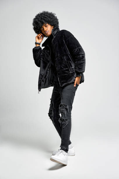 黒いジャケットのハンサムな黒男 - 1980s style hip hop rap 1990s style ストックフォトと画像