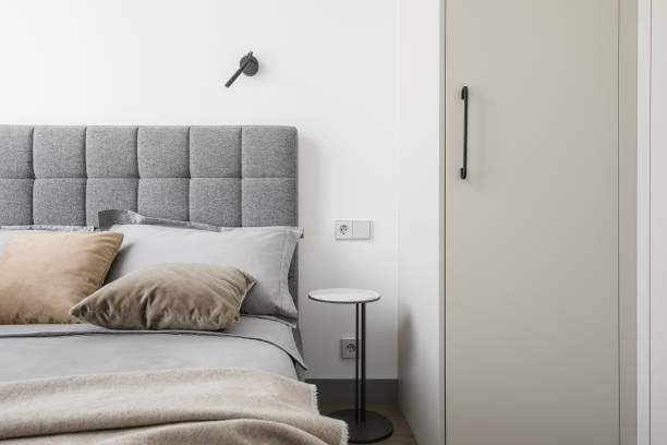 interni moderni in stile minimalismo in tonalità beige e grigio - headboard foto e immagini stock