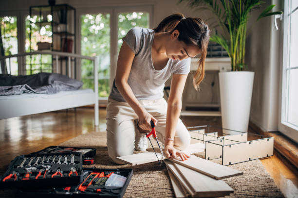 女性は自宅で棚を組み立てている - diy ストックフォトと画像