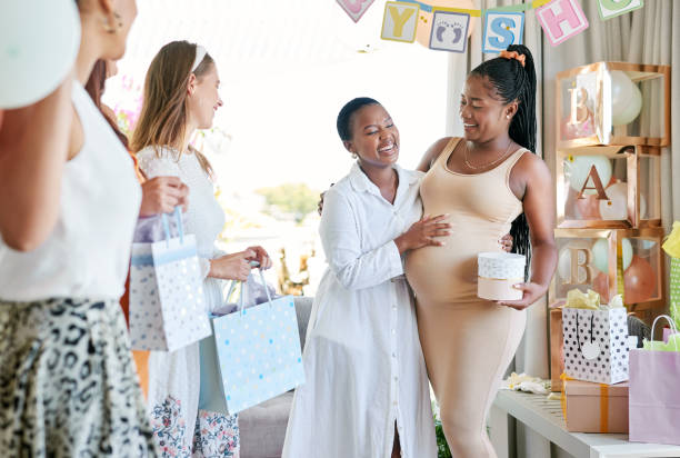 foto de una madre embarazada para recibir regalos de sus amigos en su baby shower - gift mother women baby shower fotografías e imágenes de stock