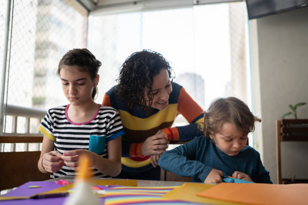 mãe com filhos desenhando em casa - school supplies pencil colors apartment - fotografias e filmes do acervo