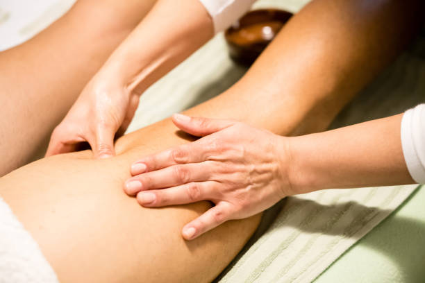 massagem nas pernas, contratura, ponto de gatilho - massage table massaging sport spa treatment - fotografias e filmes do acervo