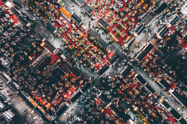 drohnen-blickwinkel auf nachtmarkt und menschenmenge - night beijing city asia stock-fotos und bilder