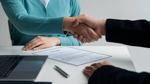 office job interview Highlight tips for writing a resume. Employers review resumes of skilled applicants and are considering applications. in hiring decisions, job search ideas entrevista de trabajo de la oficina destaque las extremidades para escribir un curriculum vitae. los empleadores revisan los currículos de los solicitantes calificados y están considerando las solicitudes. en decisiones que emplean, ideas de la búsqueda