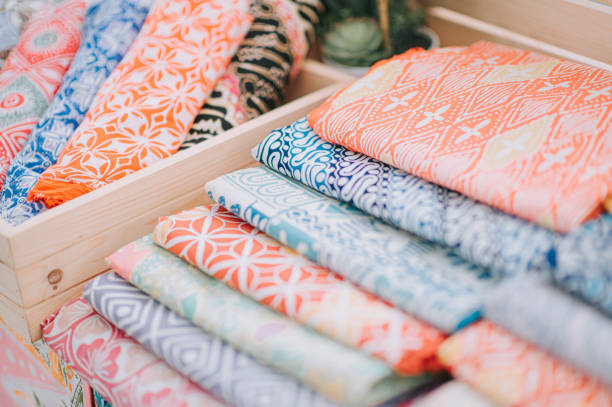 varias opciones de material de tela batik impreso malasia tradición cultura textil pintado a mano exhibido - tienda de telas fotografías e imágenes de stock