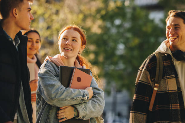 junge leute auf dem campus der high school - university education walking teenage girls stock-fotos und bilder