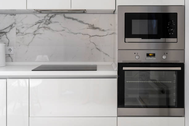 comptoir de cuisine avec plaque électrique, four et micro-ondes - timer cooking domestic kitchen time photos et images de collection